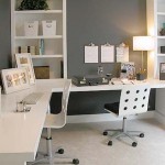 Bureau de couleur clair et blanc